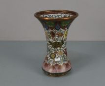 CLOISONNÉ VASE, Asien, wohl 1. H. 20. Jh., polychromes Emaille in Cloisonne-Technik über Kupfer.