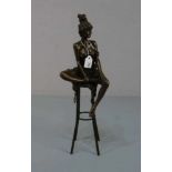 COLLINET, PIERRE (Bildhauer des 20./21. Jh.), Skulptur / sculpture: "Junge Frau, auf einem Hocker