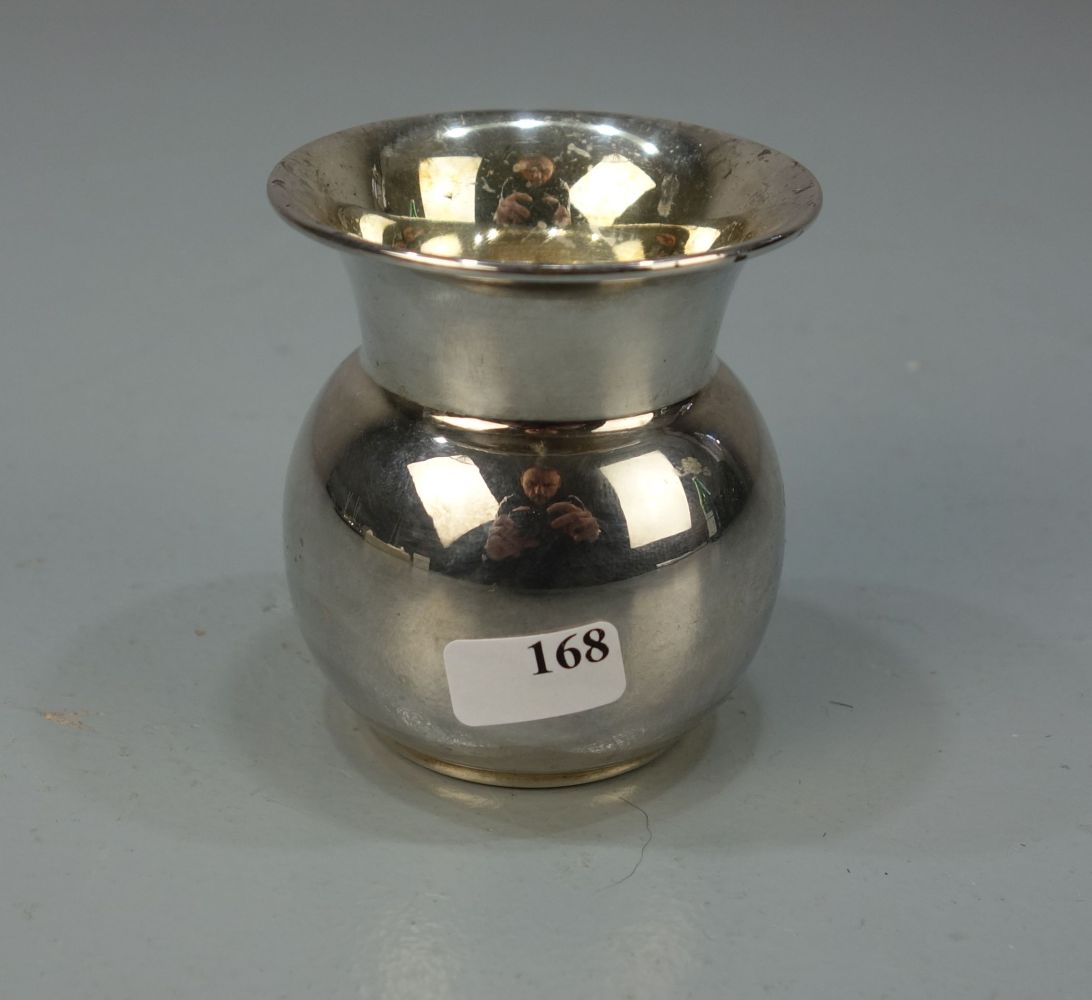 KLEINE SILBERVASE / small silver vase, deutsch, 1. H. 20. Jh., 835er Silber, 45,7 Gramm. Gemarkt mit