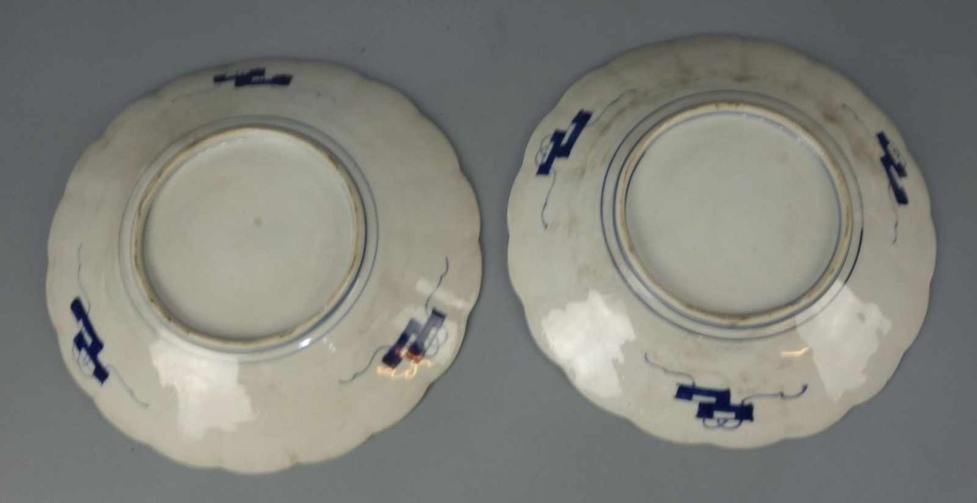 PAAR CHINESISCHE SCHALEN / pair of chinese bowls, Porzellan (ungemarkt). Flach gemuldete Schale - Image 3 of 3