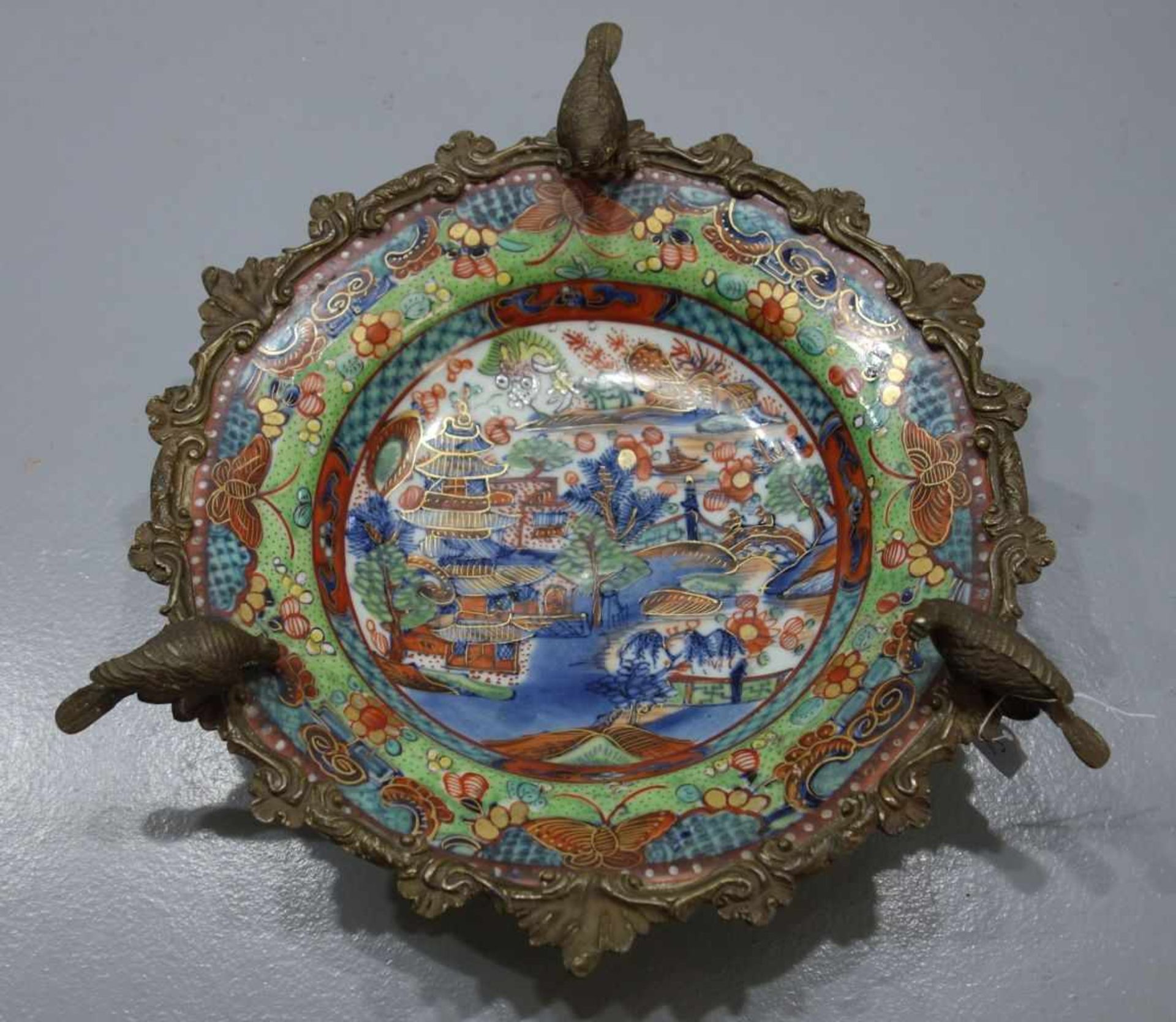 IMARI-TELLER MIT BRONZEMONTUR / ANBIETSCHALE, 18./ 19. Jh. / Imari plate with bronze, Porzellan (