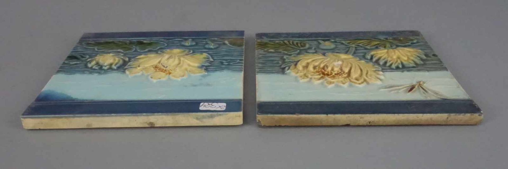 PAAR JUGENDSTIL - FLIESEN / two art nouveau tiles, heller Scherben, um 1900. Reliefdekor mit - Image 4 of 6