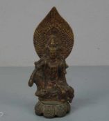 SKULPTUR / sculpture: "Guanyin mit Aureole", wohl Japan 18./19. Jh.; Bronze, gearbeitet als
