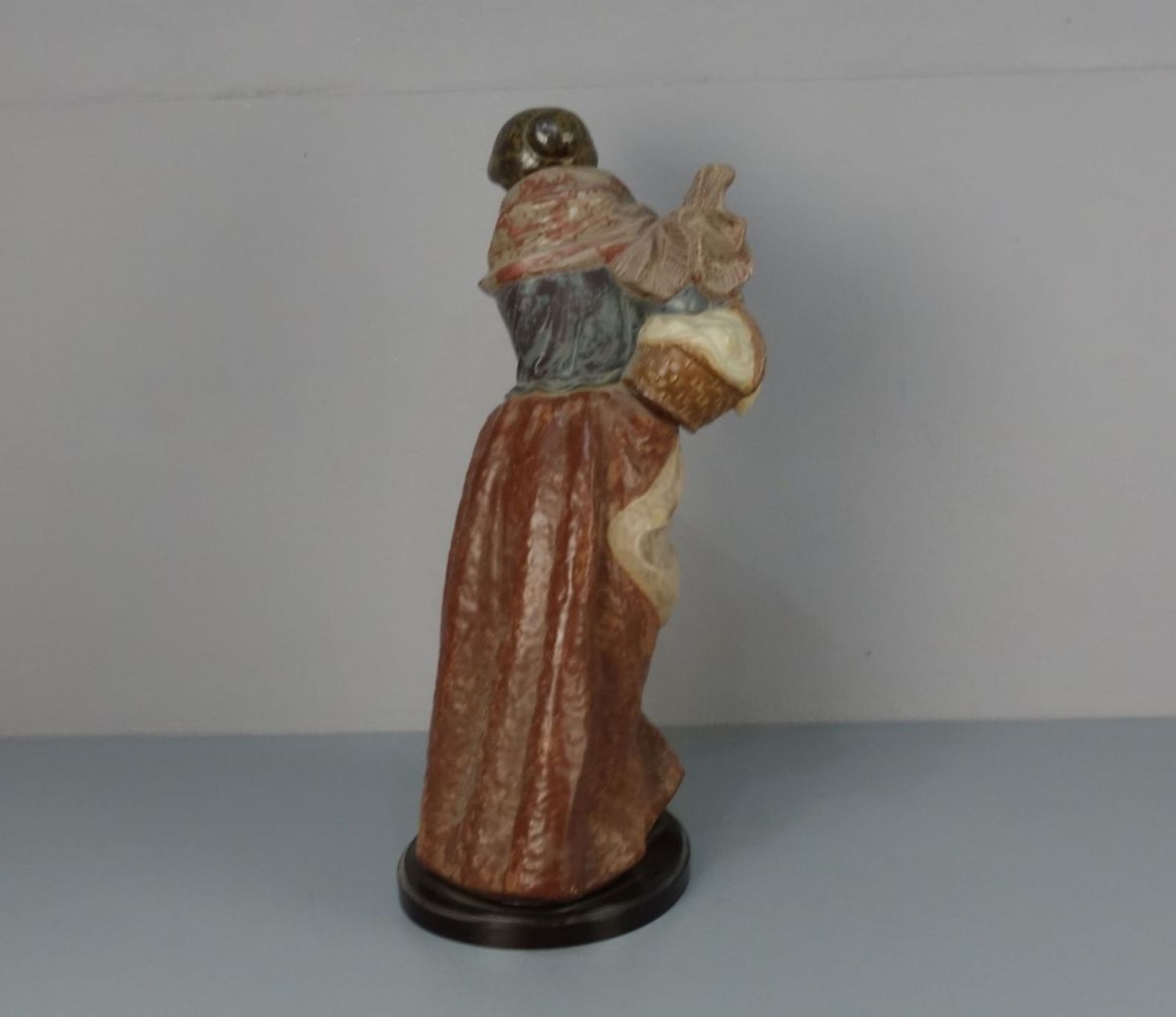 FIGUR: "Frau mit Korb", Keramik, polychrom glasiert, Manufaktur Lladro, Spanien, 2. Hälfte 20. - Image 3 of 4