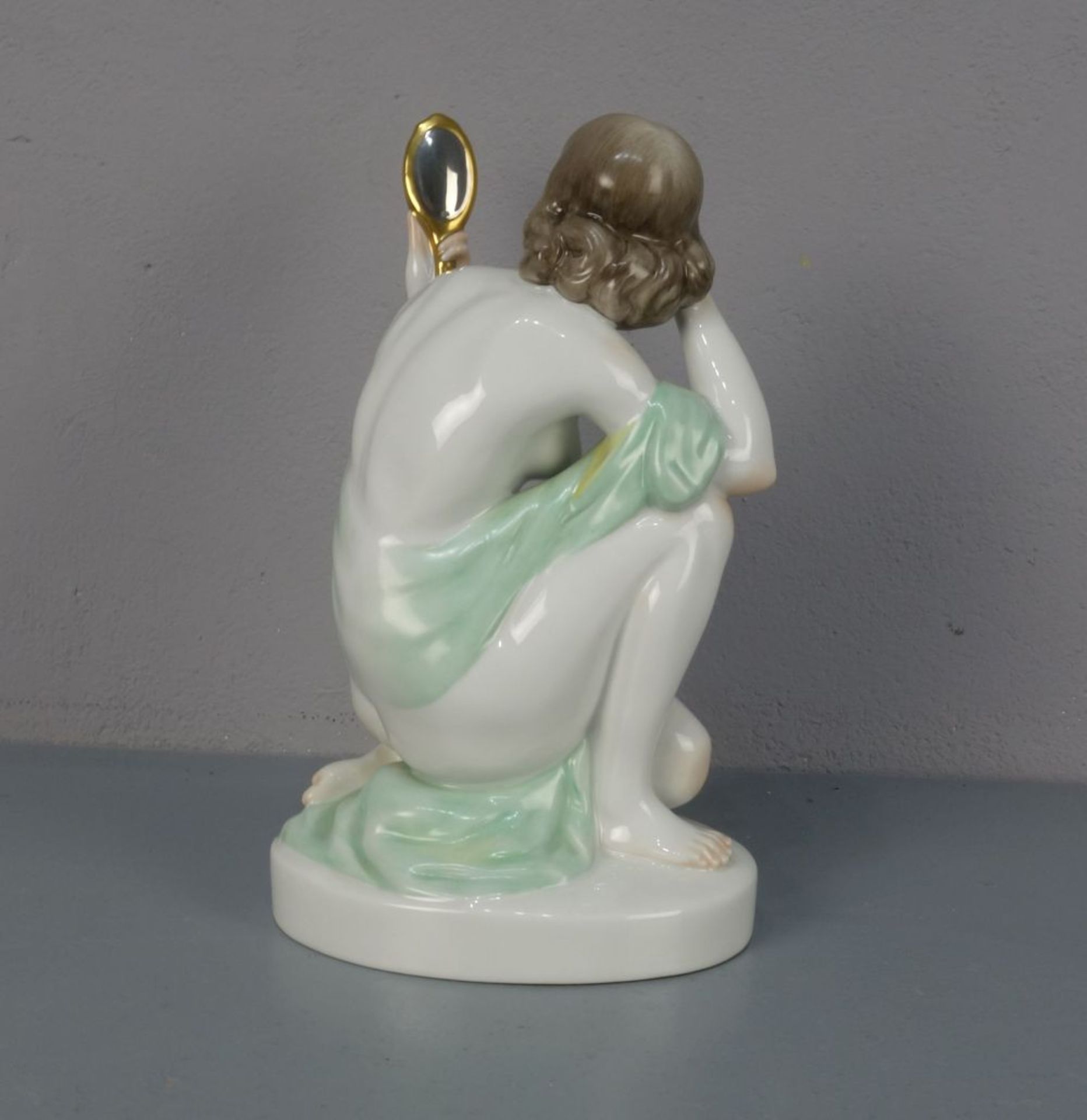 FIGUR "Weiblicher Akt mit Spiegel" / porcelain figure, 2. H. 20. Jh., Porzellan, polychrom - Image 3 of 5