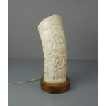 TISCHLAMPE MIT ELFENBEINSCHIRM / ELFENBEIN-TISCHLAMPE / ivory table lamp, Bein und Holz. Runder