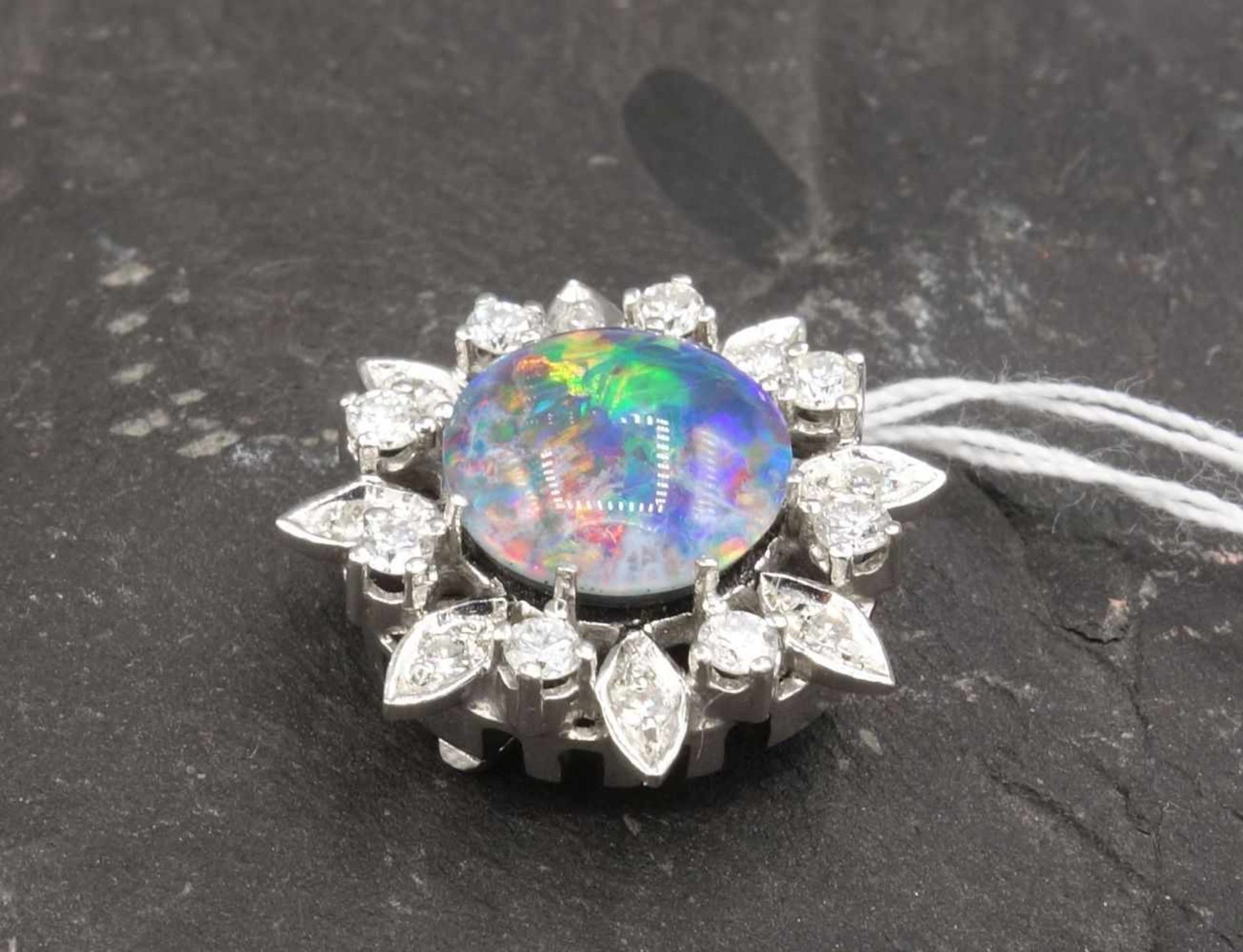 ANHÄNGER / pendant, 750er Weissgold (4,6 g), besetzt mit einem Opal und umgeben von einer Vielzahl
