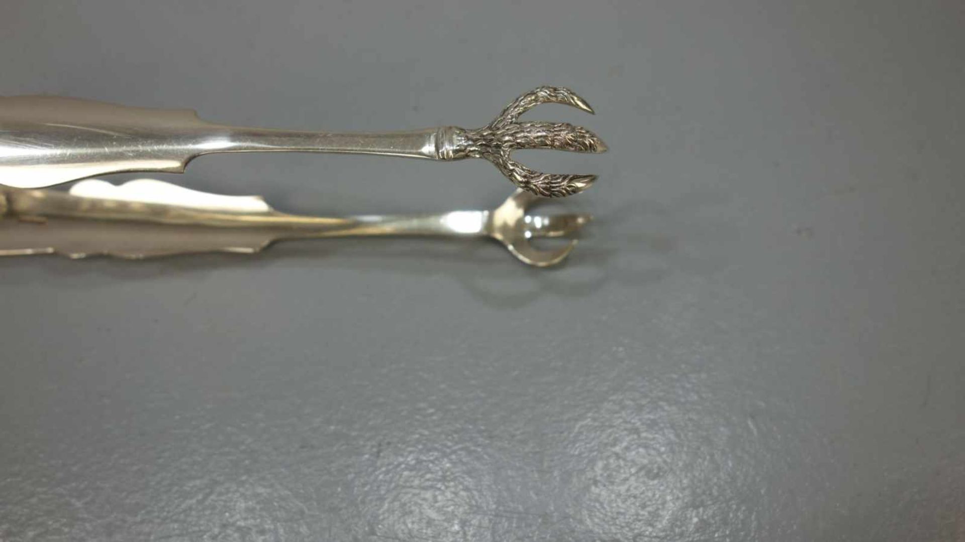 VORLEGEBESTECK: TRAUBENZANGE / ZUCKERZANGE / grape tongs or sugar tongs, spätes 18. Jh. / frühes 19. - Bild 3 aus 5