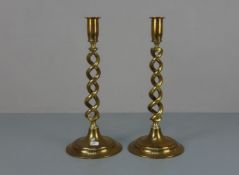 PAAR LEUCHTER / TISCHLEUCHTER / brass candle stands, Messing, um 1900. Profilierter und konisch