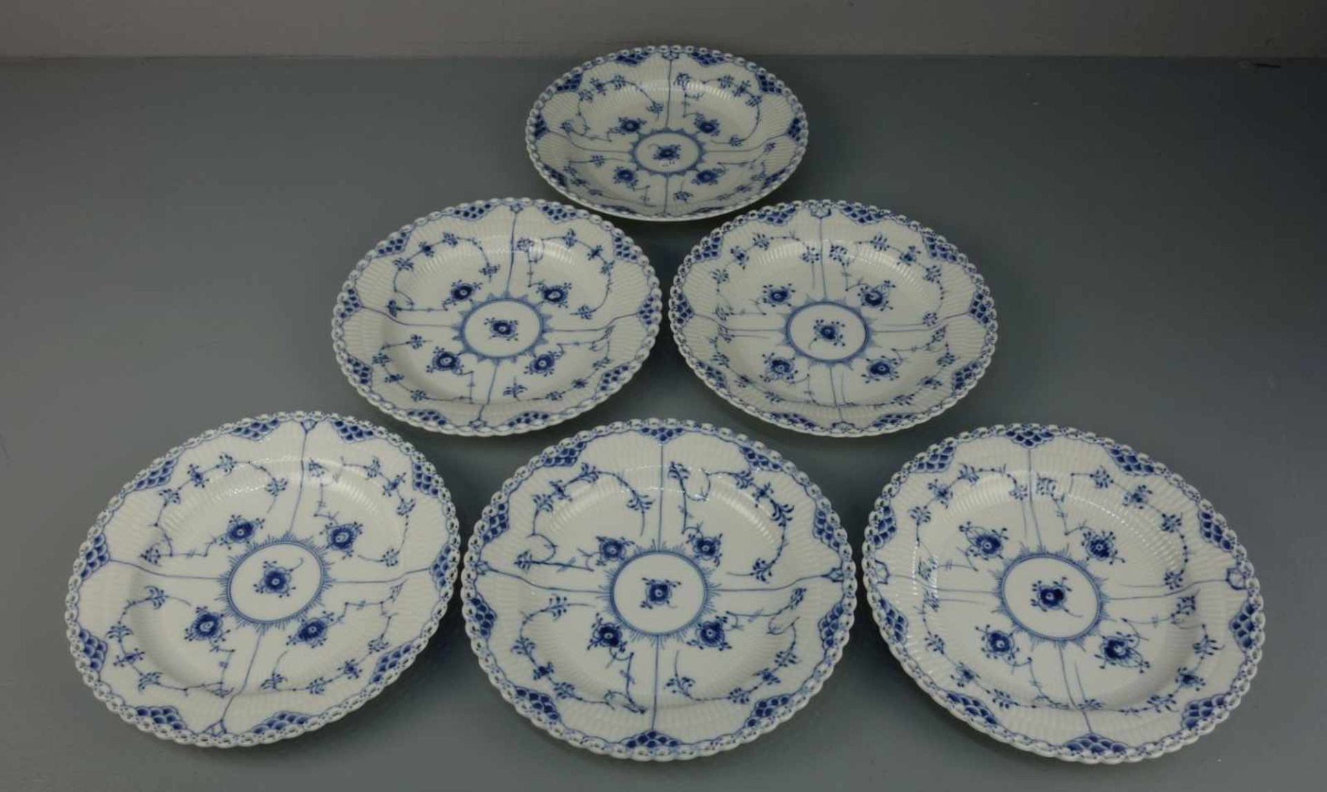 6 SPEISETELLER / six plates, "MUSSELMALET VOLLSPITZE", Porzellan, Manufaktur Royal Copenhagen,