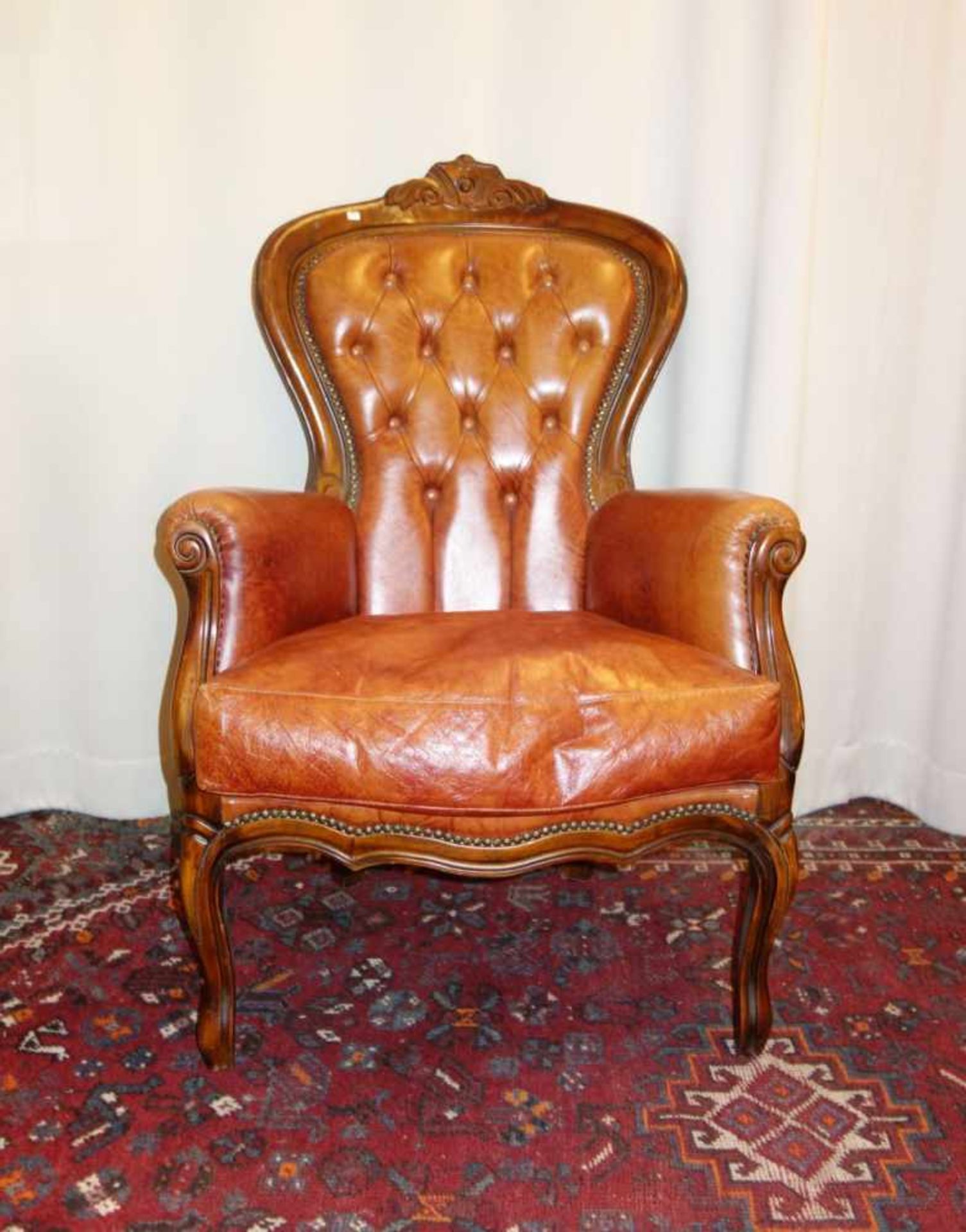 SESSEL / armchair, im Chippendale-Stil, 2. Hälfte 20. Jh.; geschweifter Zargenrahmen aus Nussbaum