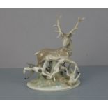 FIGURENGRUPPE: "Hirsch und Jagdhunde / porcelain figures: deer and dogs; unterglasurblaue,