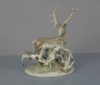 FIGURENGRUPPE: "Hirsch und Jagdhunde / porcelain figures: deer and dogs; unterglasurblaue,