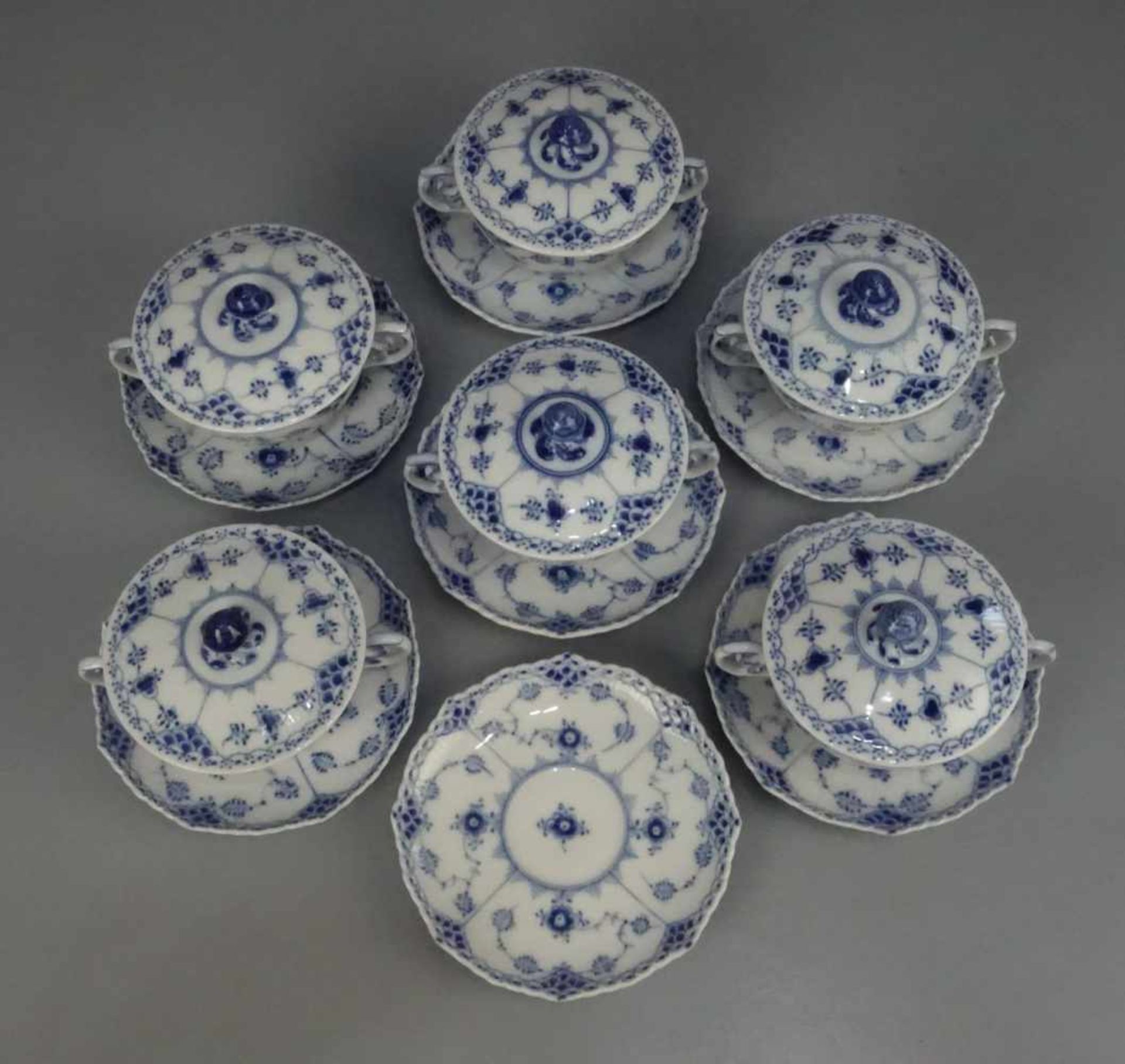 6 SUPPENTASSEN MIT DECKELN UND UNTERTELLERN / six soup bowls, "MUSSELMALET VOLLSPITZE", Porzellan, - Bild 2 aus 5