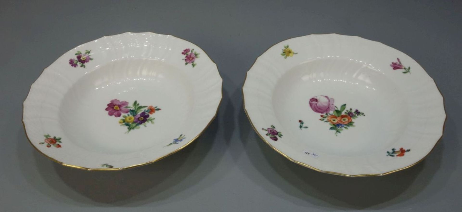 PAAR TIEFE TELLER / plate, Porzellan, Manufaktur Royal Kopenhagen, Dänemark; unterglasurblaue - Bild 2 aus 4