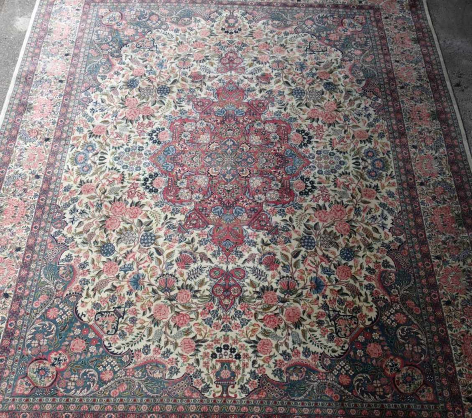 KIRMAN / GROSSER PERSISCHER TEPPICH MIT BLUMENMOTIVEN / rug, um 1930, Südpersien, feine Wolle. Helle - Image 2 of 19