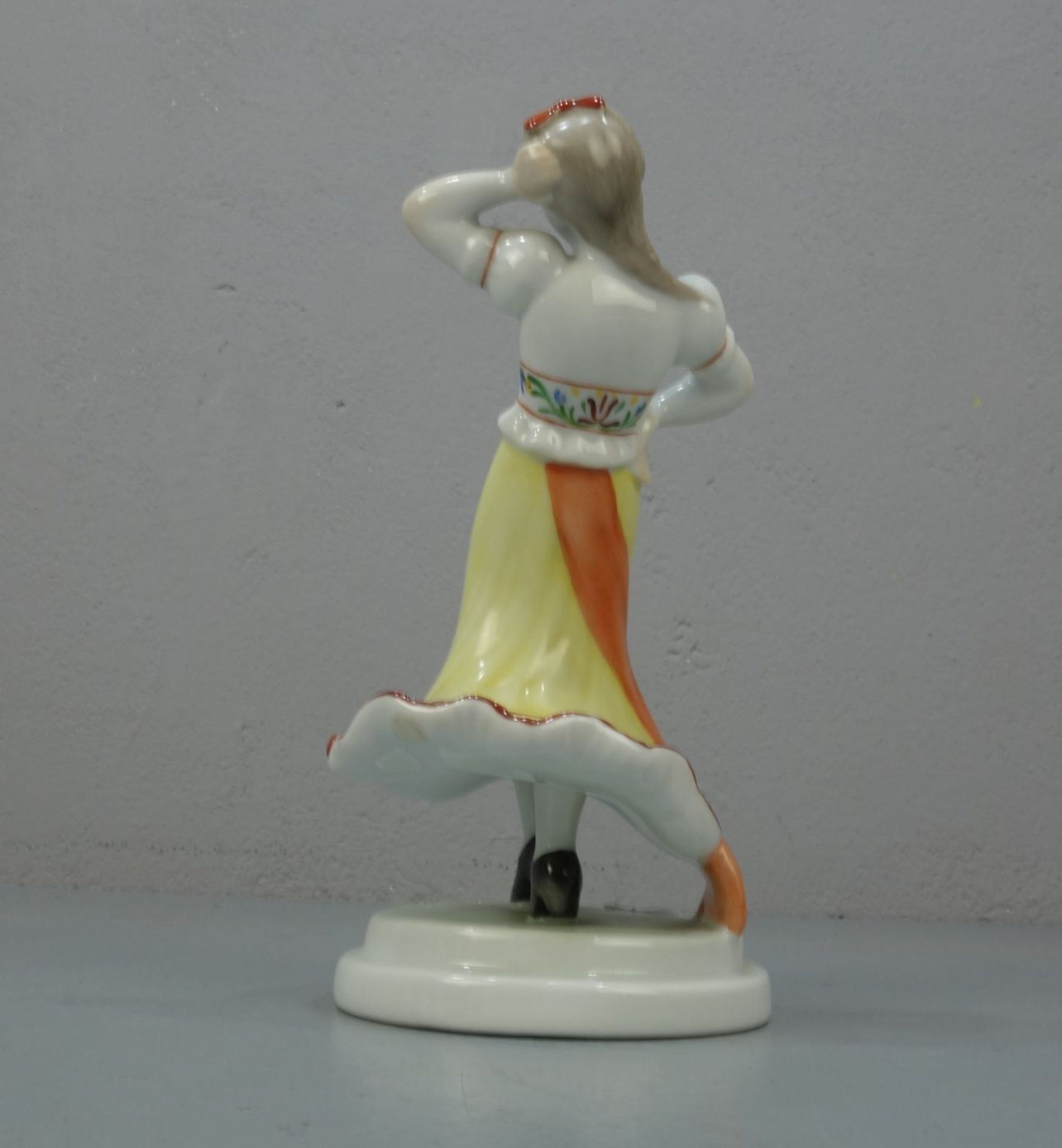 FIGUR: "Ungarische Tänzerin" / porcelain figure: "Hungarian Dancer", Porzellan, unter dem runden, - Bild 3 aus 5