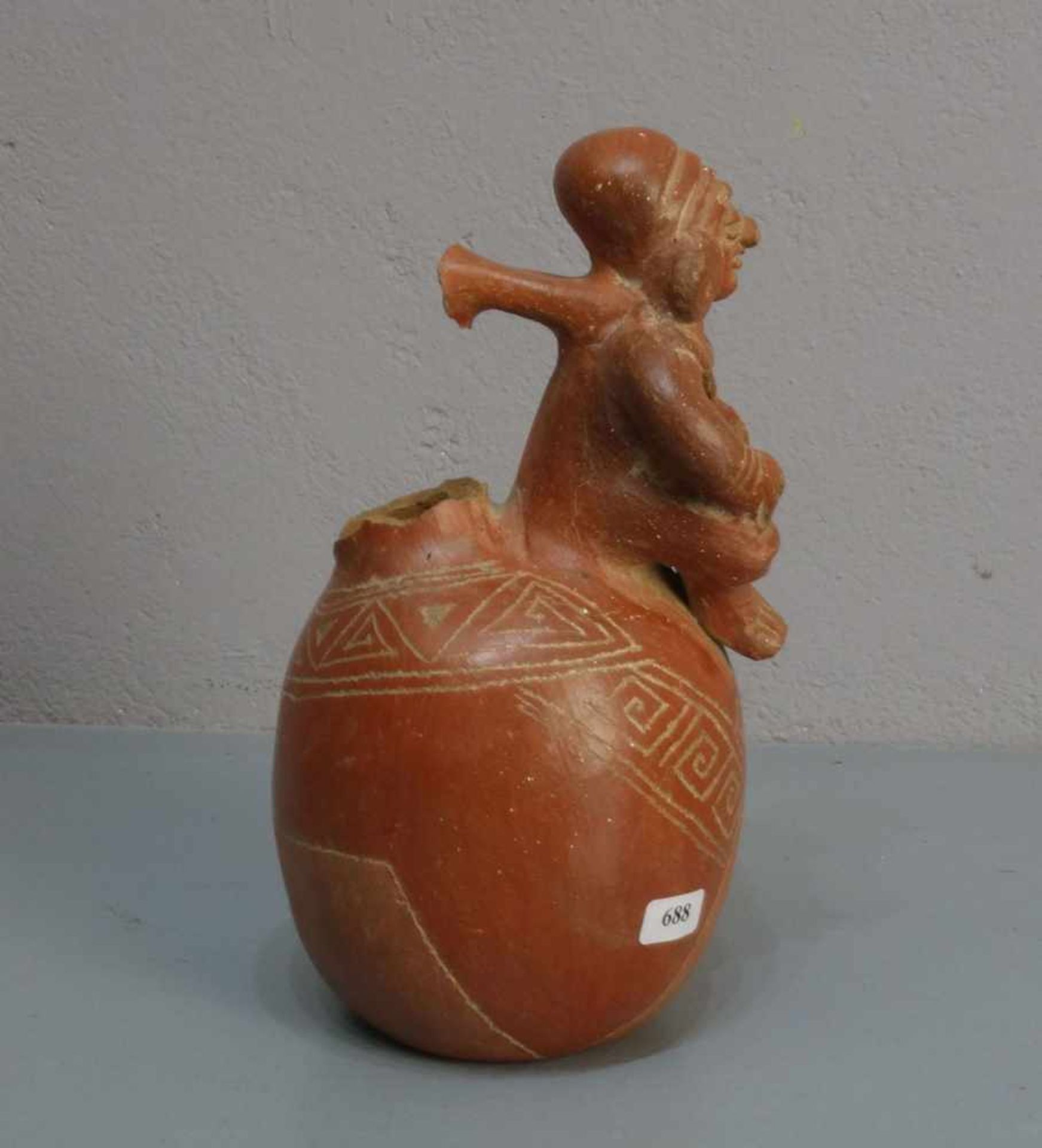 KRUG / mug, Steingut, wohl Lateinamerika, Alter unbestimmt. Figürliches Gefäß in Form einer - Bild 2 aus 4