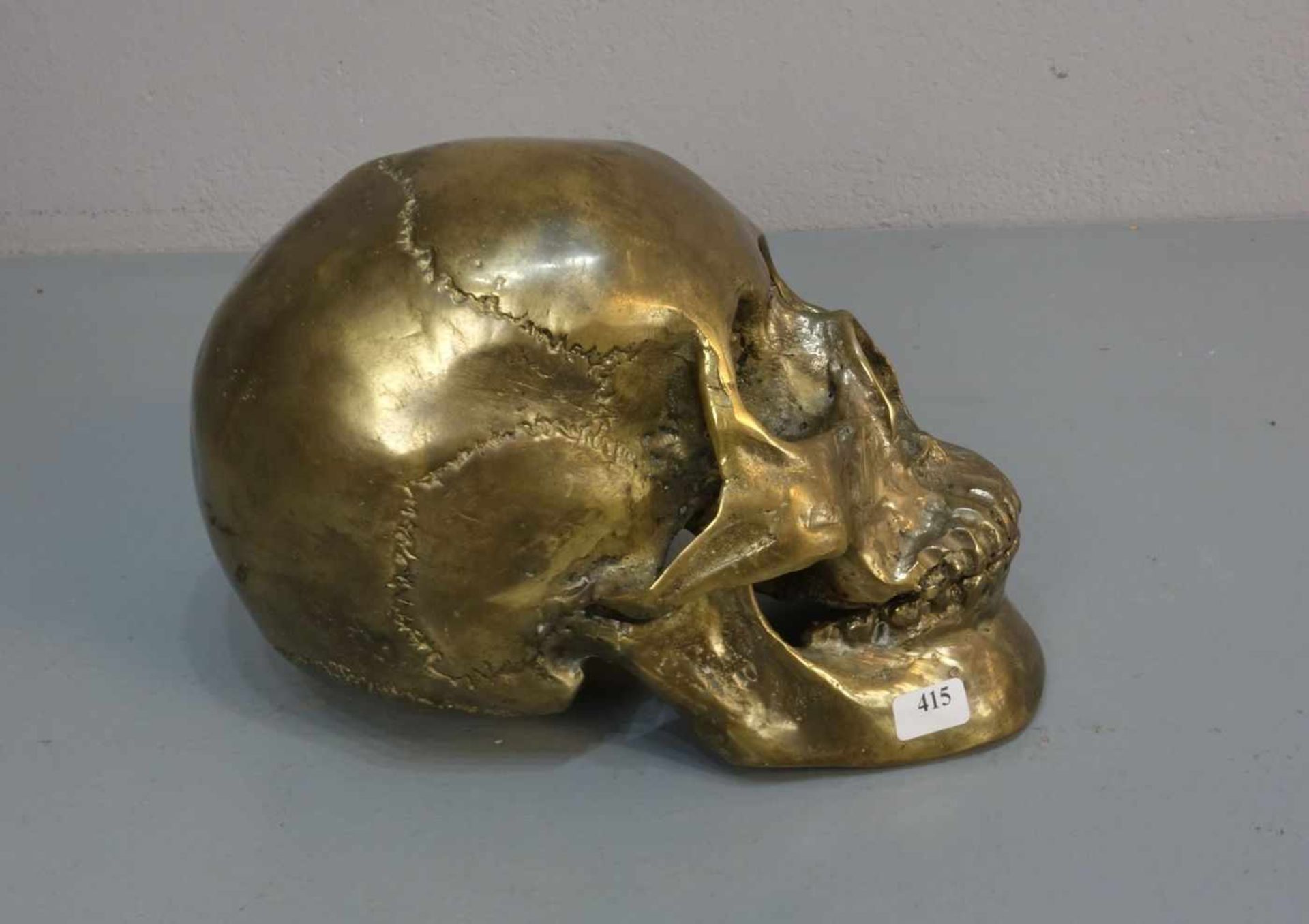 SKULPTUR / sculpture: "Schädel / Memento Mori", skull, bronziertes Metall. Vollplastisch und - Bild 2 aus 4
