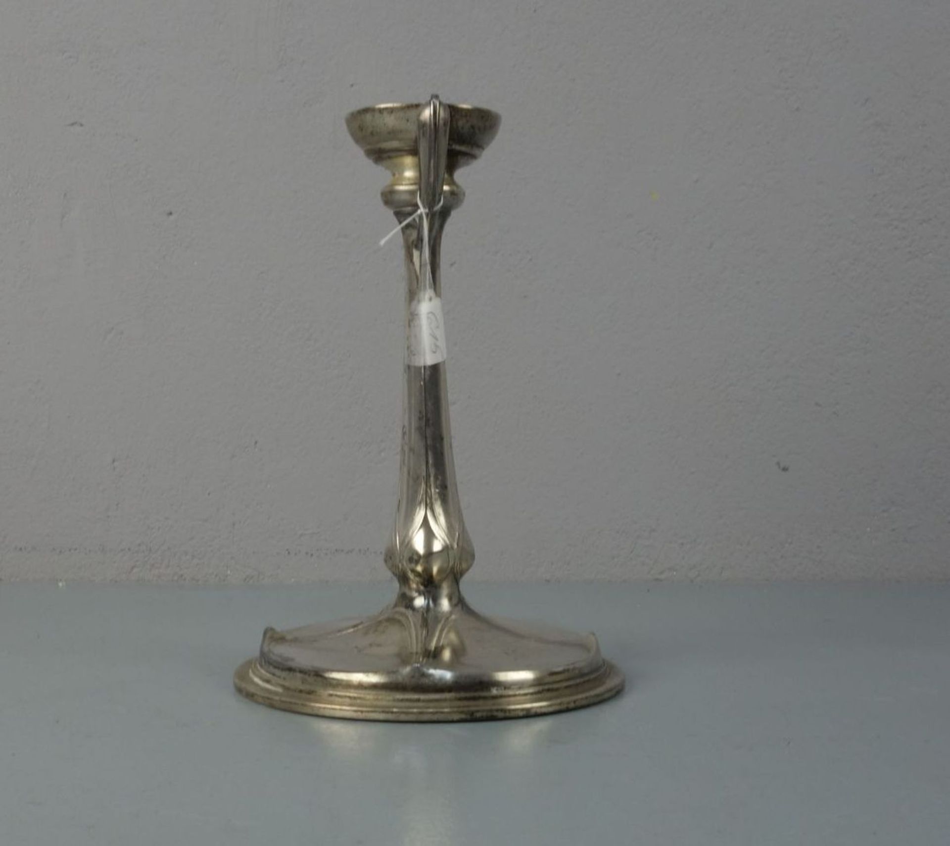 JUGENDSTIL - LEUCHTER / TISCHLEUCHTER / art nouveau candle stand, versilbertes Metall, um 1900. - Bild 2 aus 2