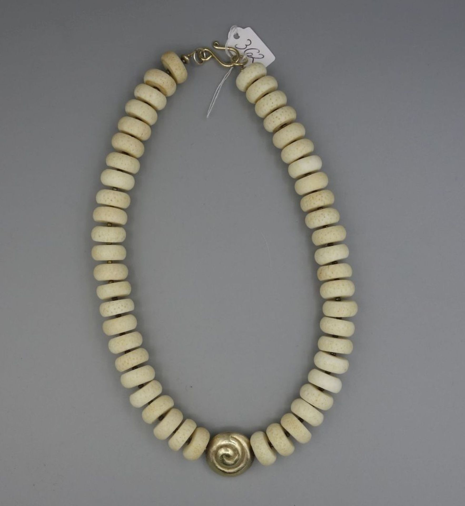 KETTE / BEINKETTE / necklace, mit gold- und silberfarbenen Metallanteilen. Im Zentrum spiral- oder - Bild 3 aus 3