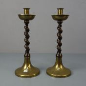 PAAR LEUCHTER / TISCHLEUCHTER / pair of candlestands, messingfarbenes Metall und Nussbaumholz,