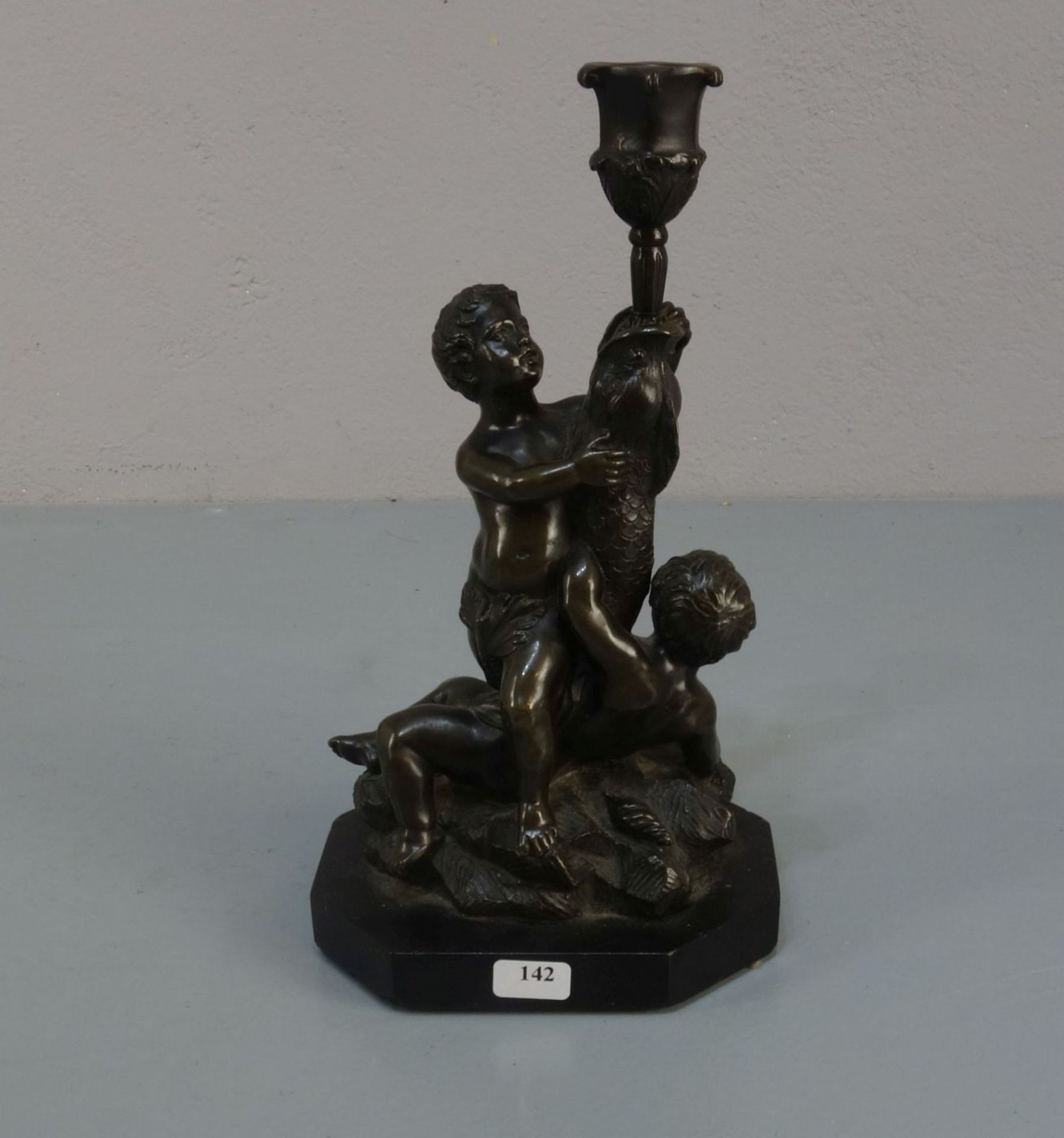 FIGÜRLICHER LEUCHTER / TISCHLEUCHTER "Putten und Fisch" / figural candle stand "putti with a