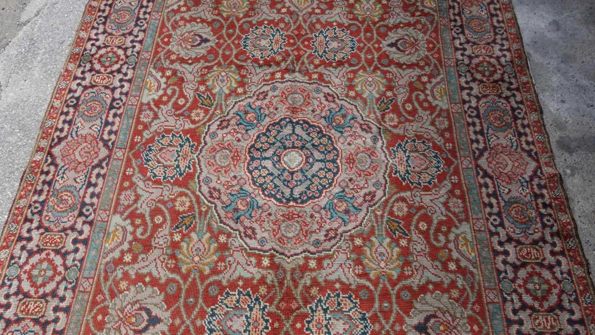 SMYRNA-TEPPICH / rug, Türkei, um 1920, Wolle. Hauptfeld mit rotem Fond und zentralem Medaillon mit - Image 4 of 9