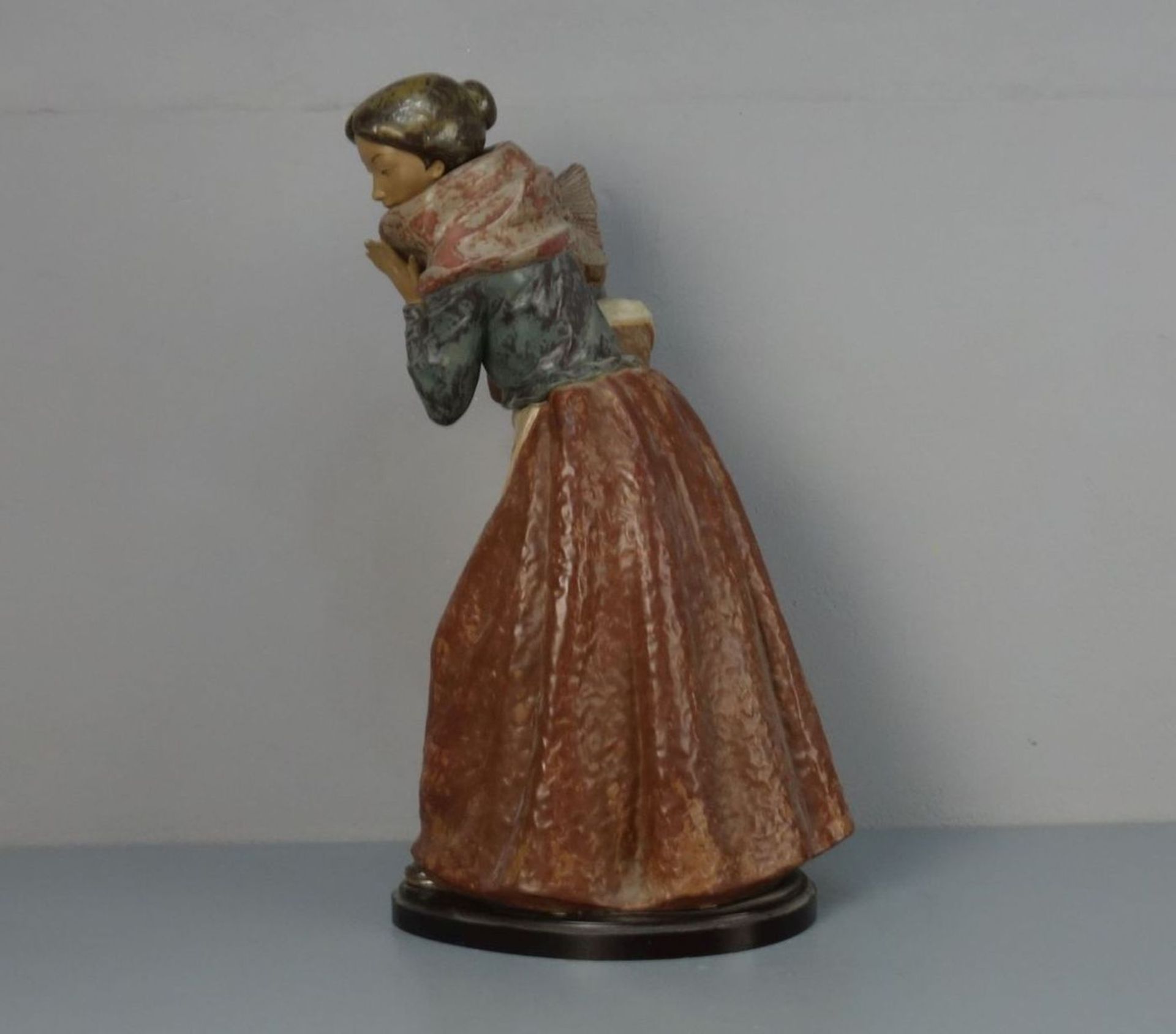 FIGUR: "Frau mit Korb", Keramik, polychrom glasiert, Manufaktur Lladro, Spanien, 2. Hälfte 20. - Bild 4 aus 4