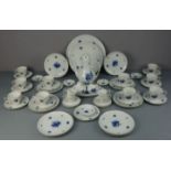 KAFFEE - ODER TEE - SERVICE "Romanze - blaue Blume" / coffee or tea set, Porzellan, Manufaktur