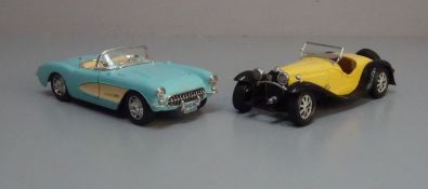 PAAR MODELL-AUTOS / OLDTIMERMODELLE / tin toy cars, Metall und Kunststoff, Hersteller Burago. 1) "