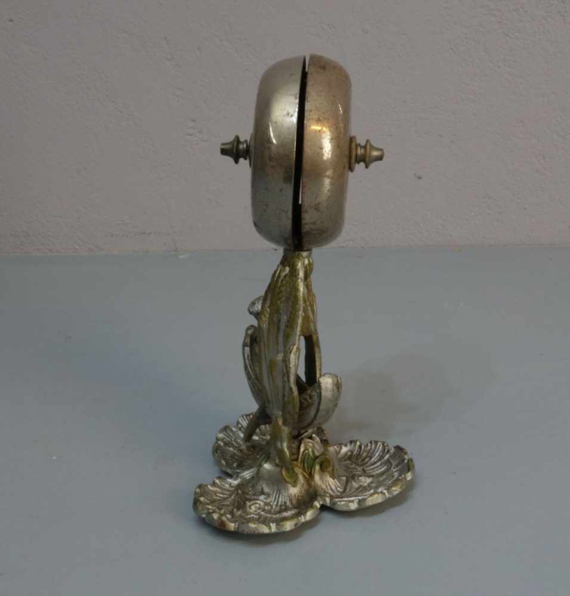 JUGENDSTIL - TISCHGLOCKE / art nouveau table bell, um 1900. Figürlicher Schaft aus mehrfarbig - Bild 2 aus 3