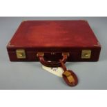 ROTER MÄDLER AKTENKOFFER / red leather briefcase, 2. H. 20. Jh., rotes Leder mit goldfarbenen