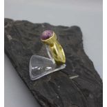 HANDGEFERTIGTES UNIKAT: RING MIT STERNSAPHIR im Cabochonschliff in 750er Gelbgoldfassung (10,4 g).