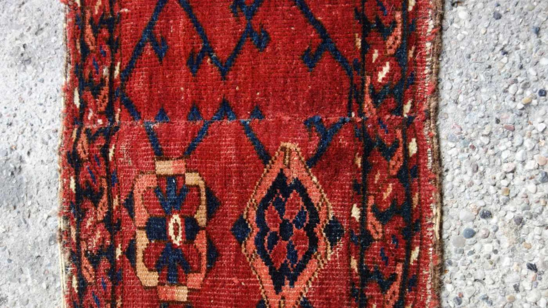 BESCHIR-TORBA FRAGMENT / NOMADEN TEPPICH / rug, 2. H. 19. Jh., Westturkistan, Wolle. Hauptfeld mit - Image 5 of 8