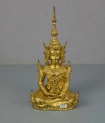 BUDDHA: "Dhyana Mudra", goldfarben patinierter Bronzeguss, wohl Indien, 20. Jh.. Vollplastische