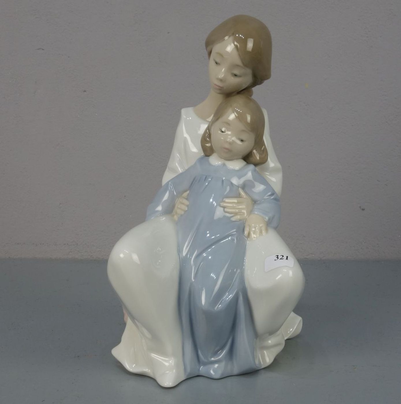 FIGURENGRUPPE: "Mutter und Tochter", Porzellan, Manufaktur Nao, Valencia / Spanien, Marke seit 1968;