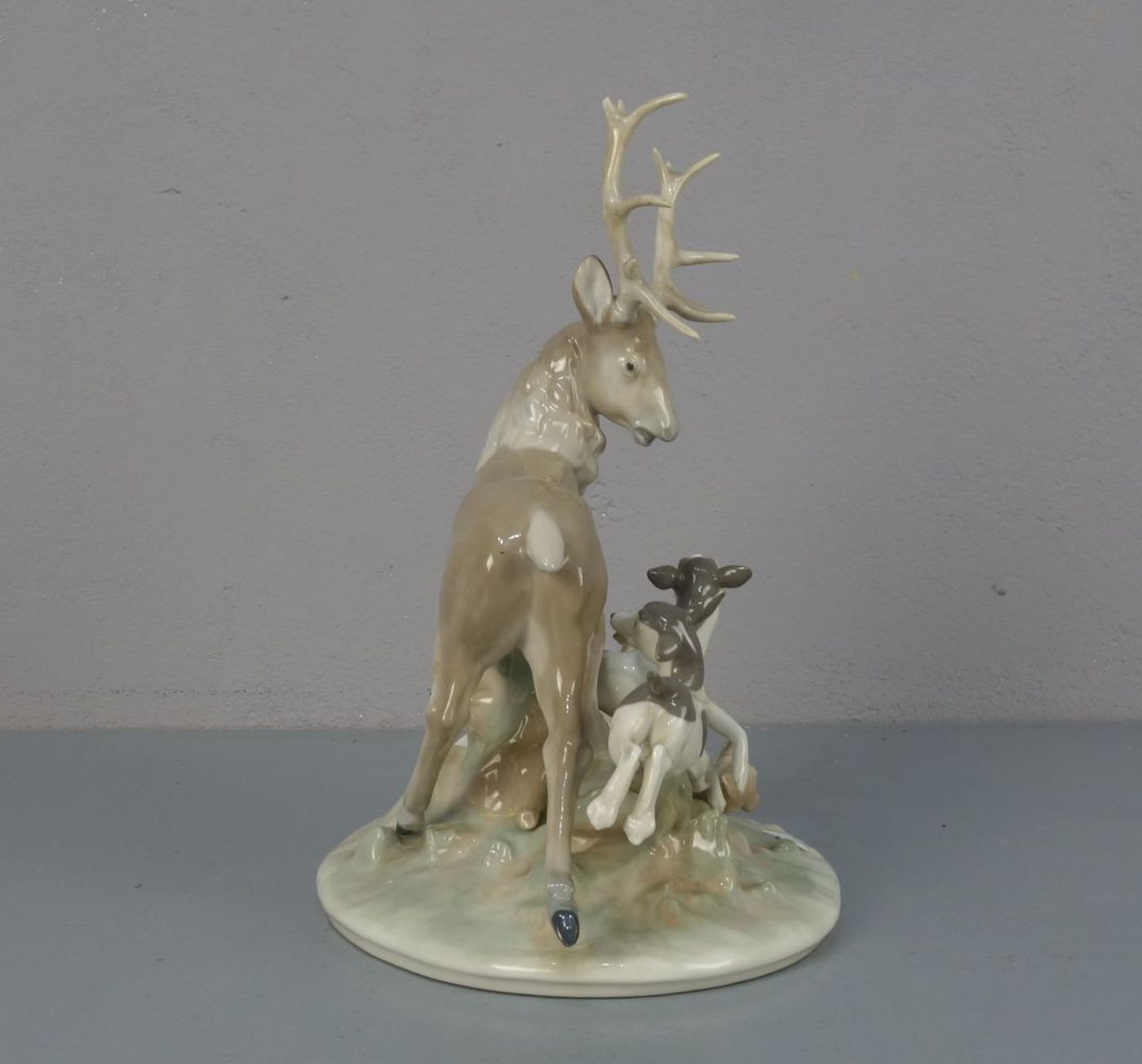 FIGURENGRUPPE: "Hirsch und Jagdhunde / porcelain figures: deer and dogs; unterglasurblaue, - Image 2 of 5