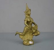 TEMPEL-SKULPTUR MIT INSTRUMENT / sculpture, goldbronziert, wohl Thailand 20. Jh. Vollplastische