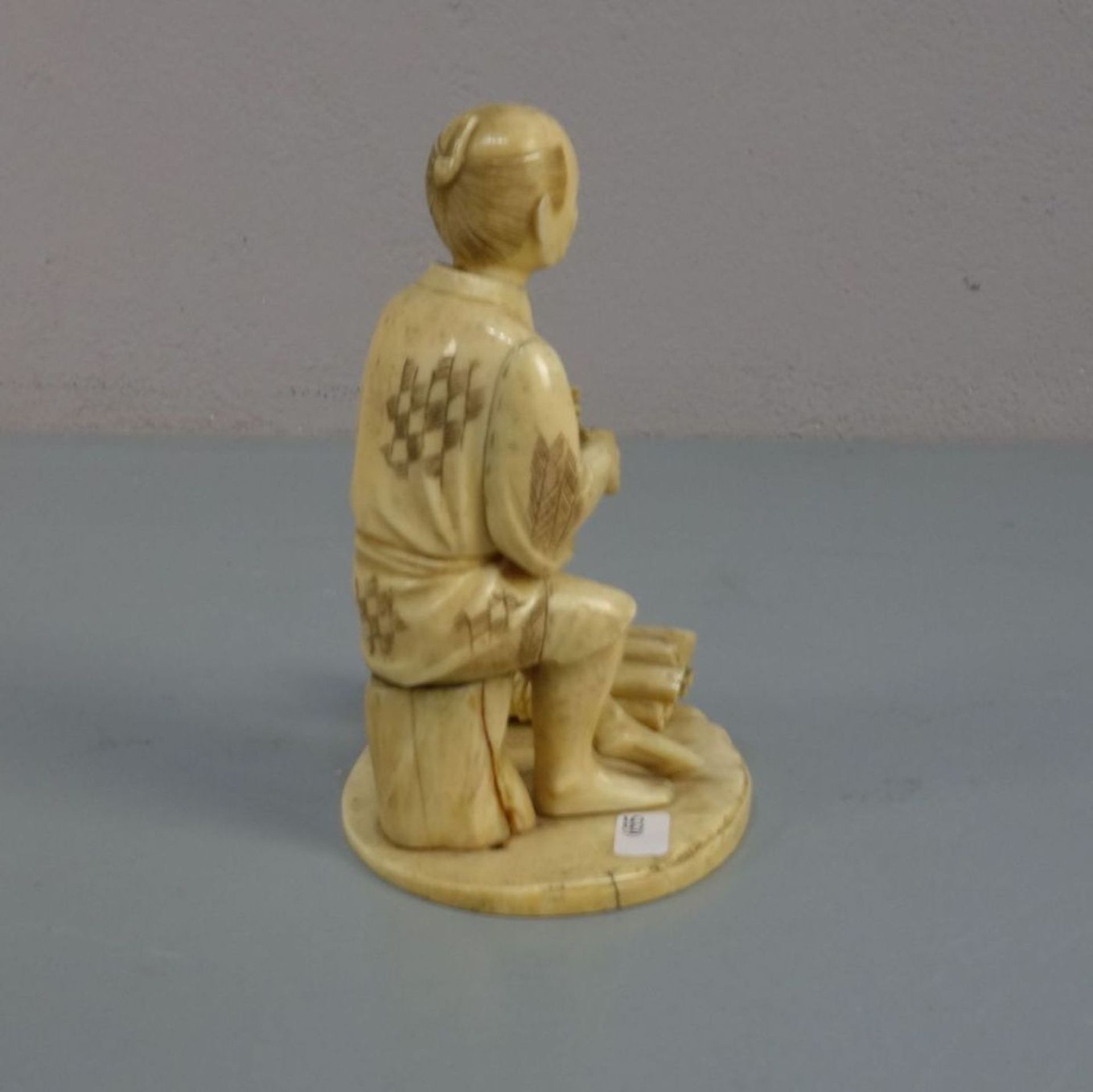 ELFENBEINFIGUR "Sitzender Mann mit Bündel" / Okimono Figur / ivory figure, Japan, wohl 19. Jh. ( - Image 3 of 4