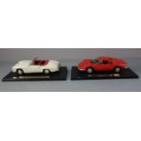 PAAR MODELL-AUTOS / OLDTIMERMODELLE / tin toy cars, Metall und Kunststoff. 1) Mercedes Benz 190 SL