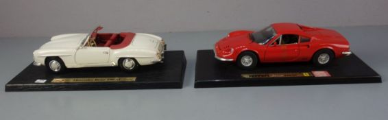 PAAR MODELL-AUTOS / OLDTIMERMODELLE / tin toy cars, Metall und Kunststoff. 1) Mercedes Benz 190 SL