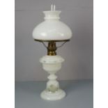 PETROLEUMLAMPE / kerosene lamp, Messing, Glas und Porzellan, 20. Jh. Petroleum-Leuchte mit