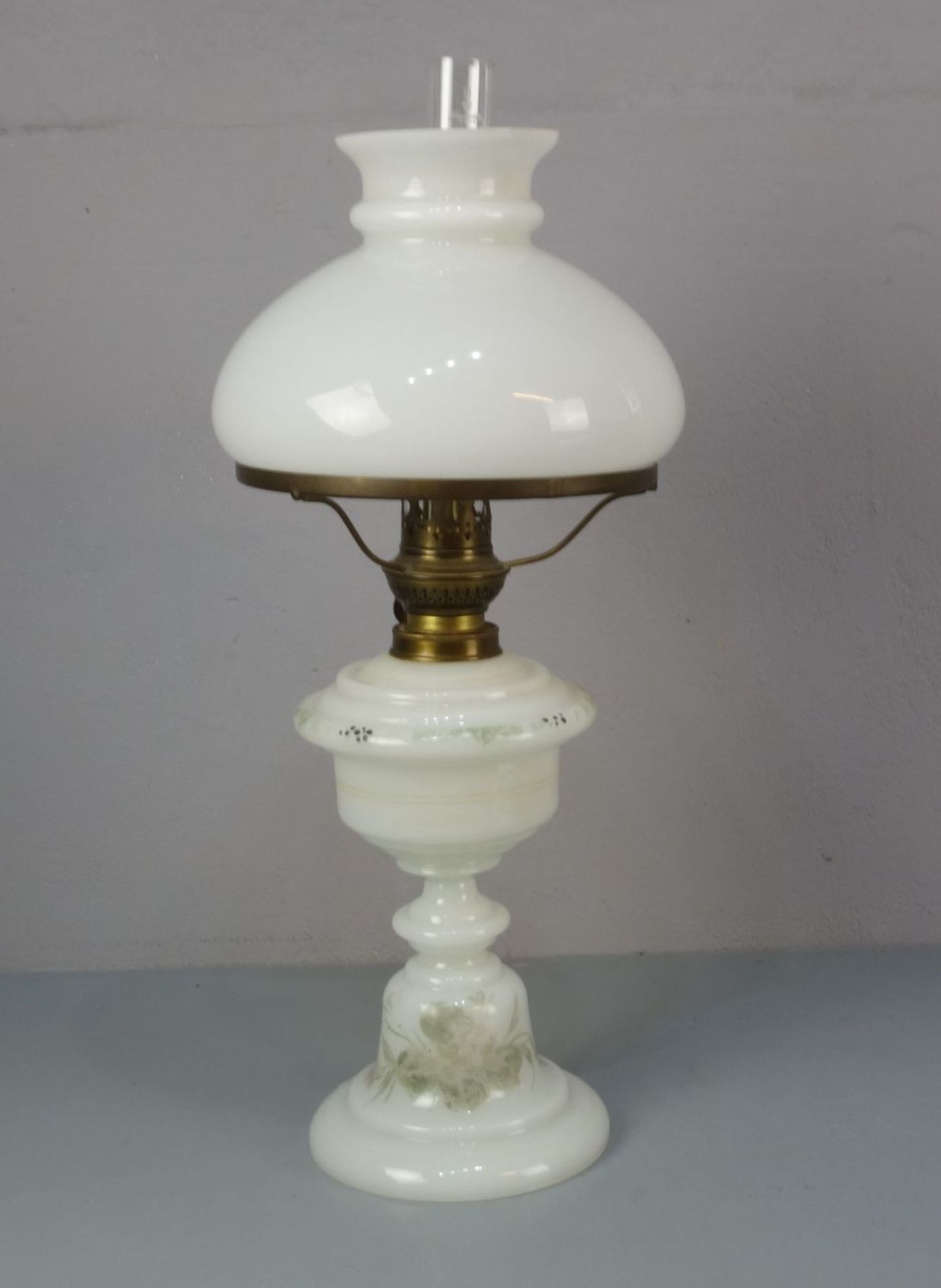 PETROLEUMLAMPE / kerosene lamp, Messing, Glas und Porzellan, 20. Jh. Petroleum-Leuchte mit