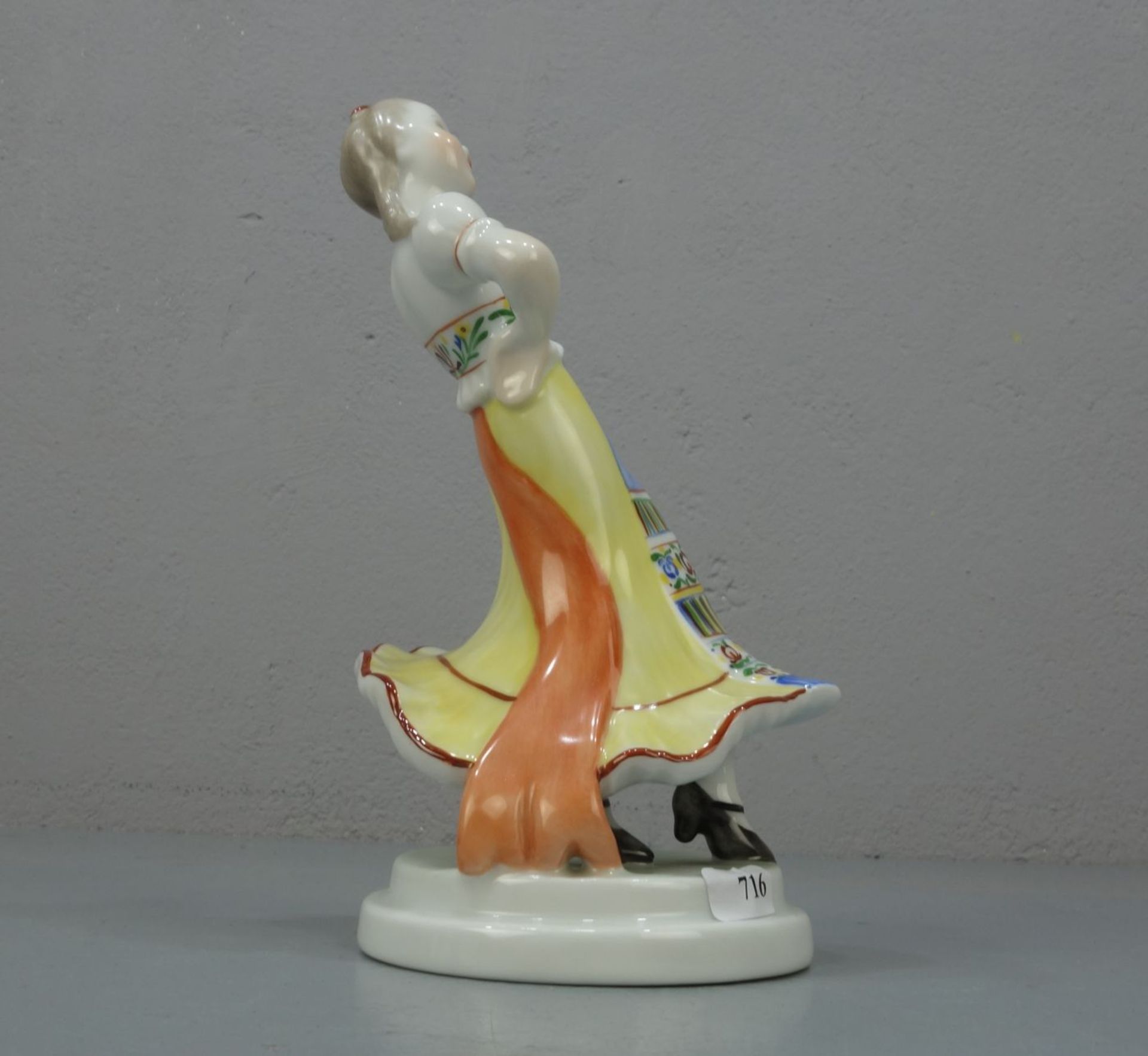 FIGUR: "Ungarische Tänzerin" / porcelain figure: "Hungarian Dancer", Porzellan, unter dem runden, - Bild 4 aus 5