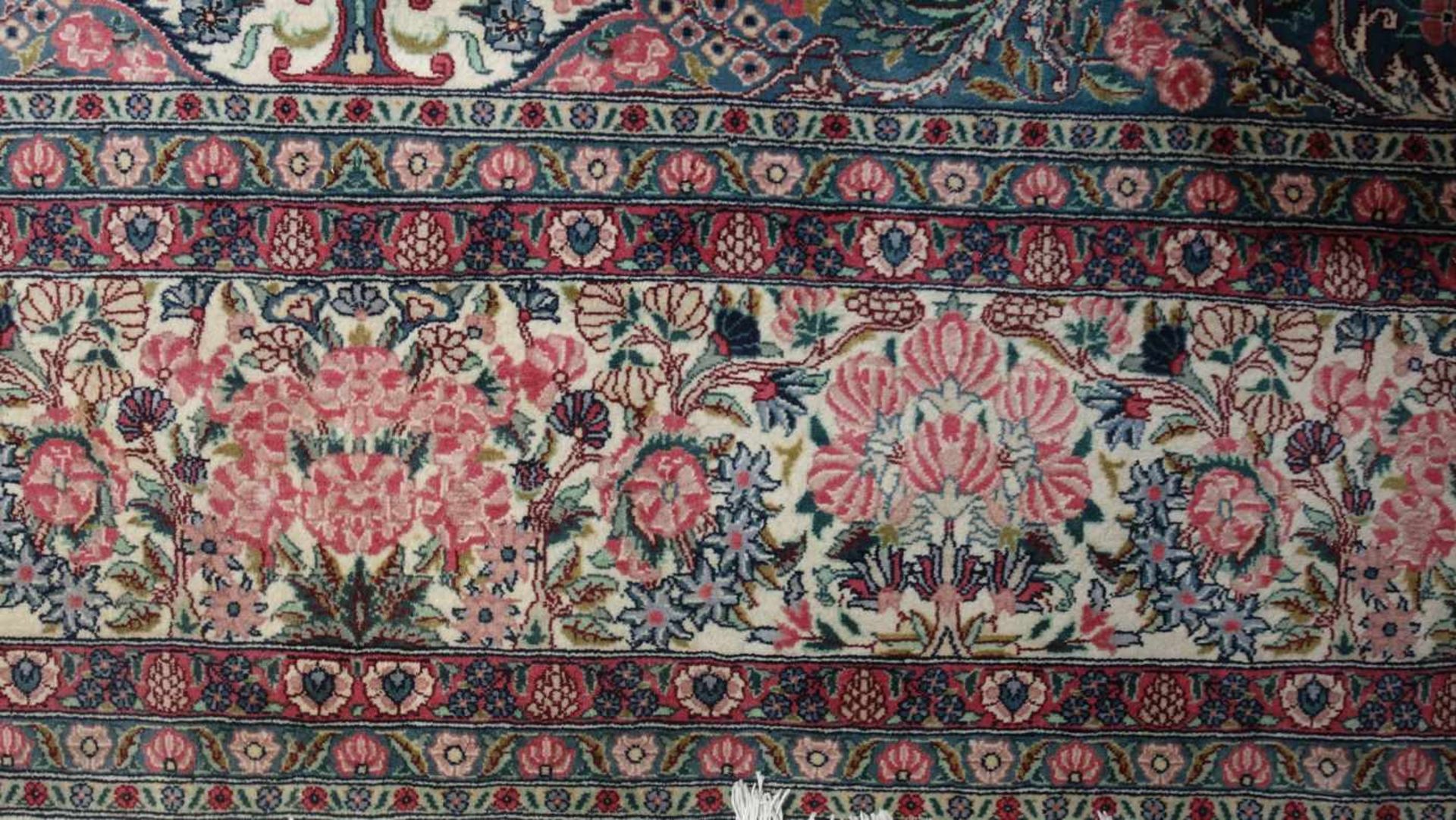 KIRMAN / GROSSER PERSISCHER TEPPICH MIT BLUMENMOTIVEN / rug, um 1930, Südpersien, feine Wolle. Helle - Image 13 of 19