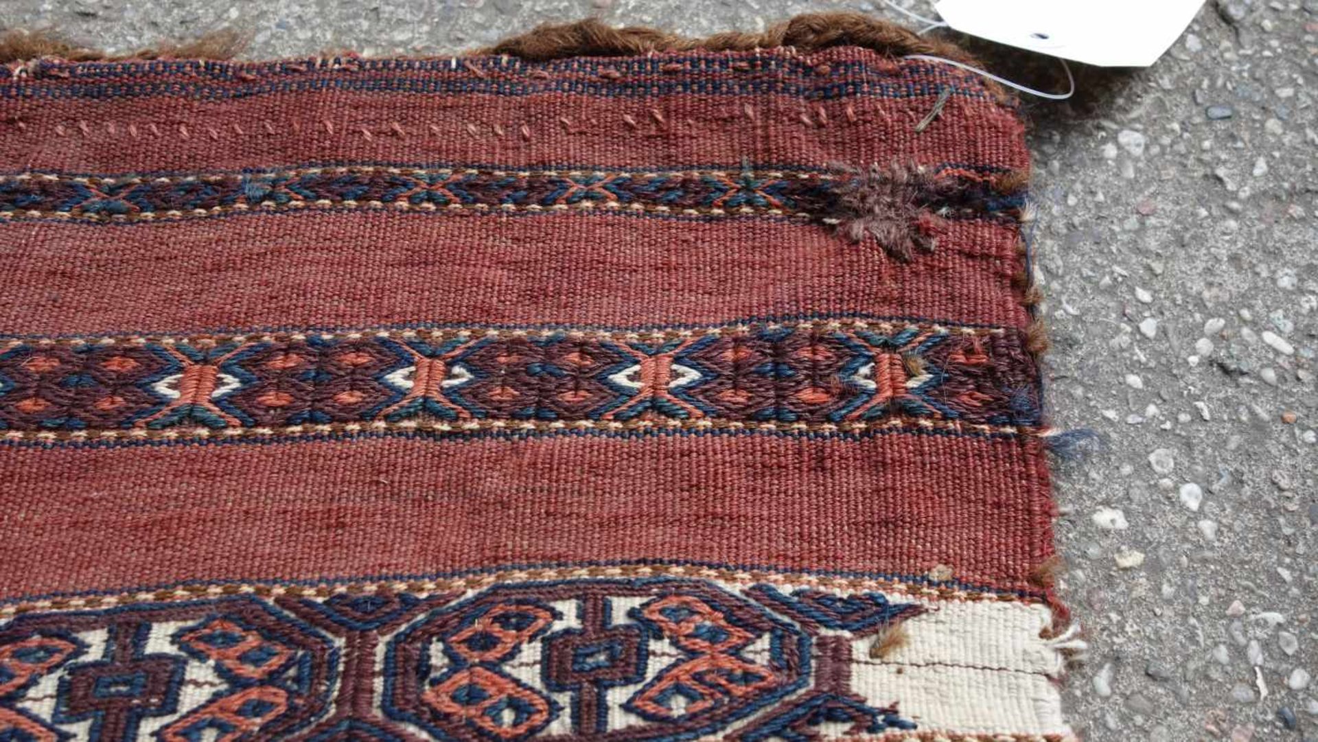 YOMUD: TSCHOWAL oder TORBA / NOMADEN TEPPICH / rug, Turkestan, Ende 19. Jh.. Rotgrundiger Teppich - Image 6 of 7