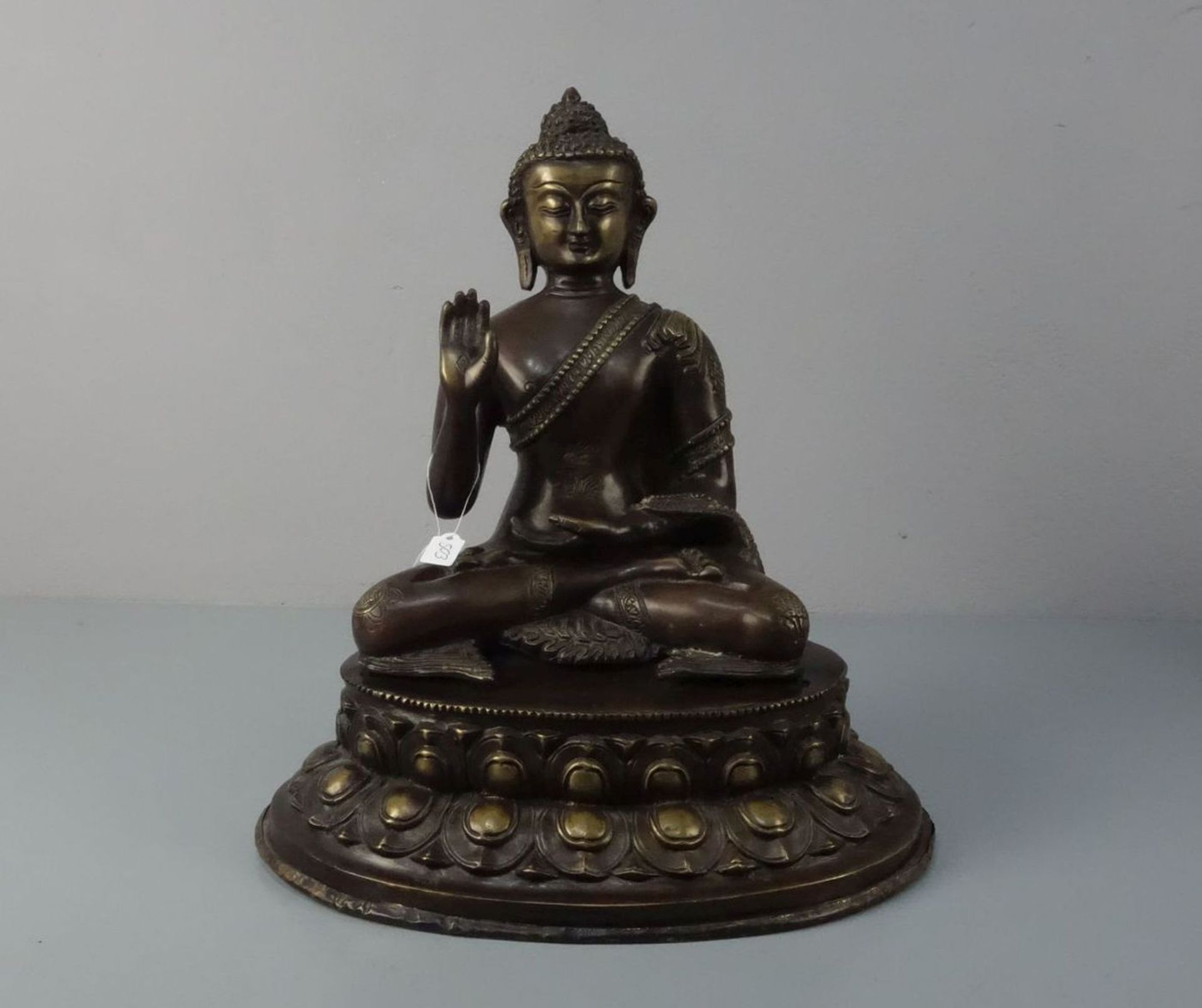 BUDDHA AMOGHASIDDI, Bronze, hellbraun bis goldfarben patiniert, wohl sinotibetisch. Leicht