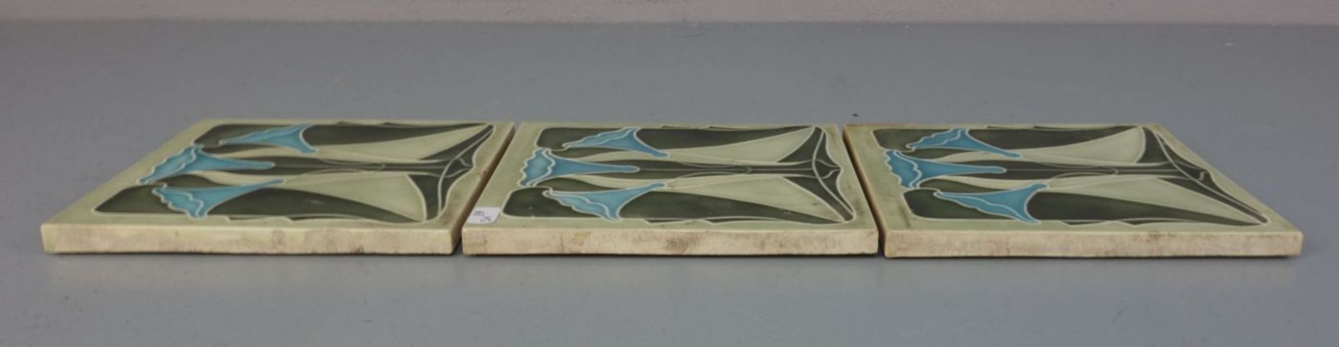 3 JUGENDSTILFLIESEN / art nouveau tiles, heller Scherben, um 1900, dreifarbig glasiert mit - Bild 6 aus 7