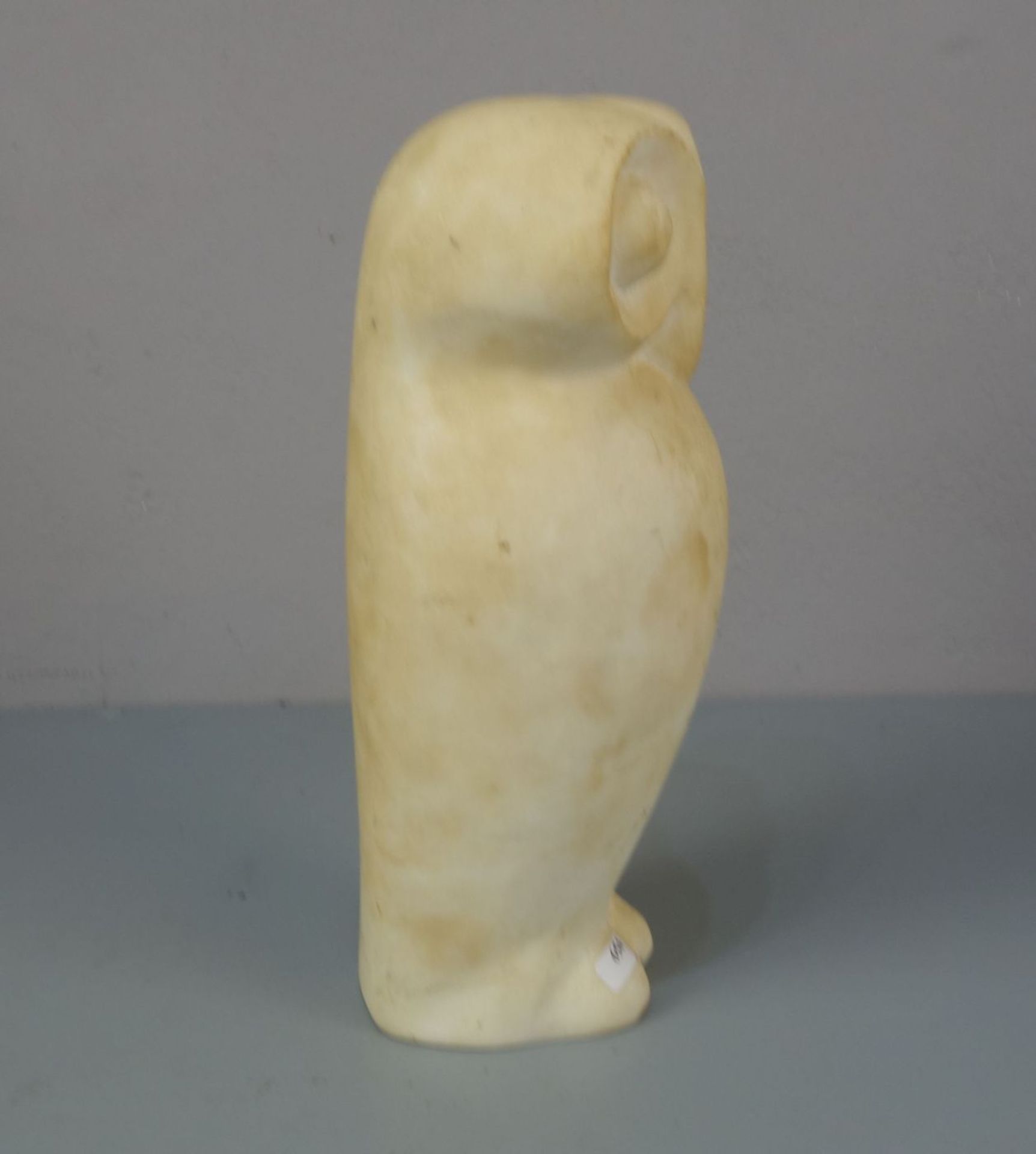 SKULPTUR "EULE" / sculpture: owl, Alabaster, 2. Hälfte 20. Jh.; vollplastisch und stilisiert - Bild 2 aus 4